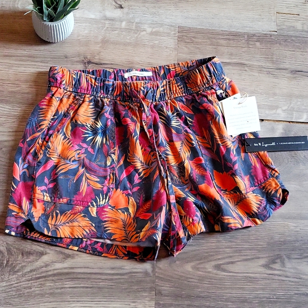 Nicole Miller l shorts l new l leaf pattern l size XS l Ladies